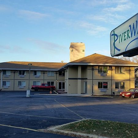 Riverwalk Inn & Suites Fort Atkinson Buitenkant foto
