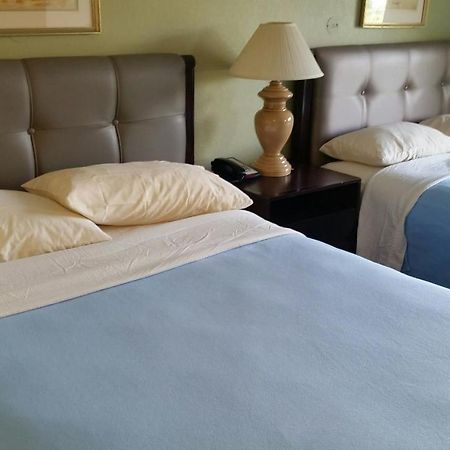 Riverwalk Inn & Suites Fort Atkinson Buitenkant foto