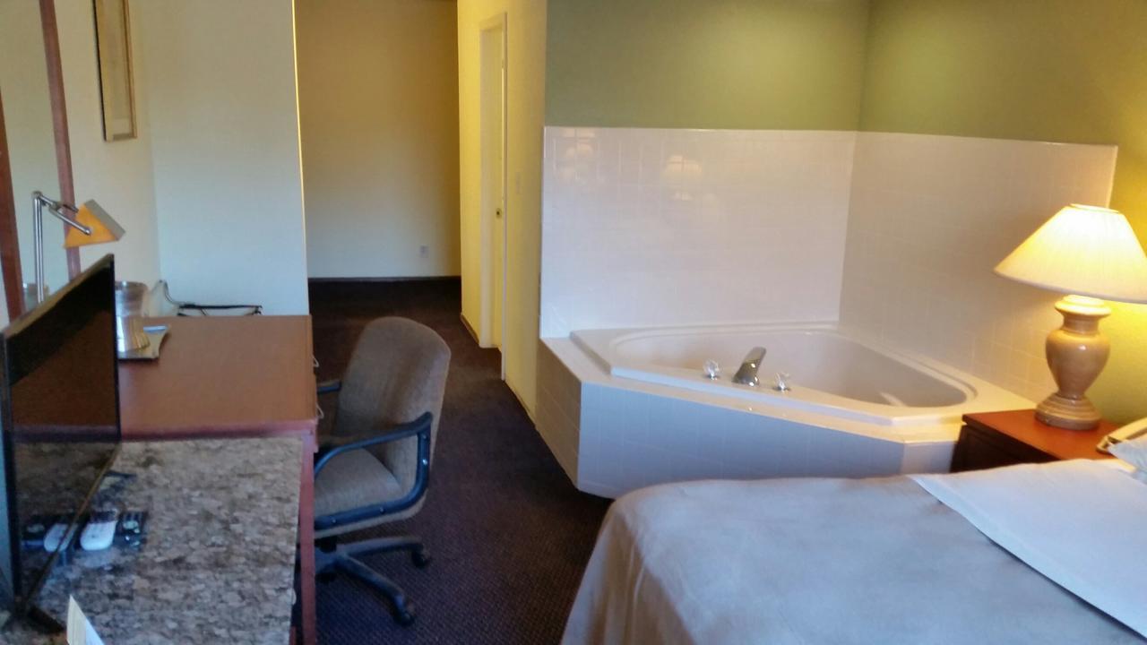 Riverwalk Inn & Suites Fort Atkinson Buitenkant foto