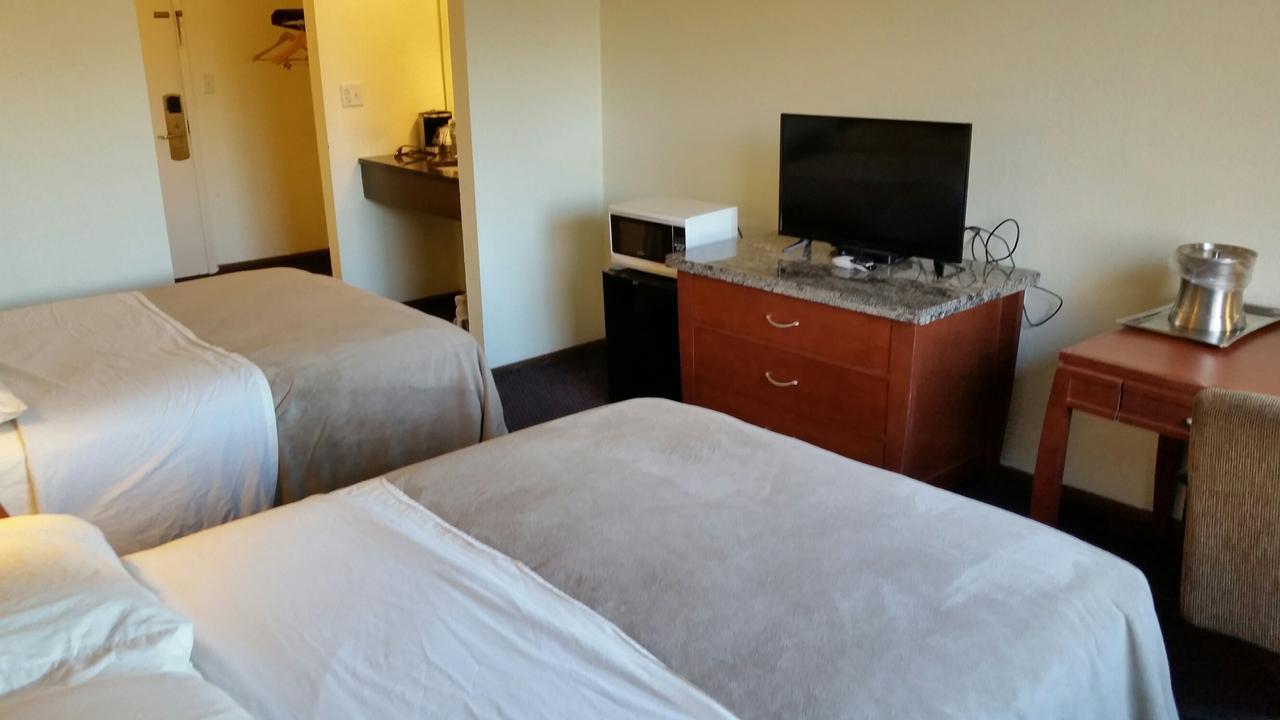 Riverwalk Inn & Suites Fort Atkinson Buitenkant foto