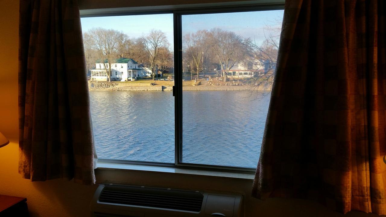 Riverwalk Inn & Suites Fort Atkinson Buitenkant foto