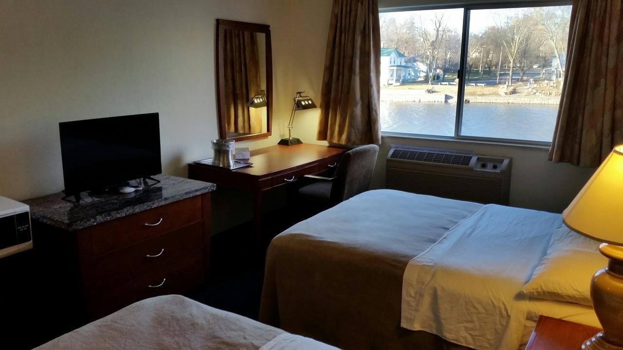 Riverwalk Inn & Suites Fort Atkinson Buitenkant foto