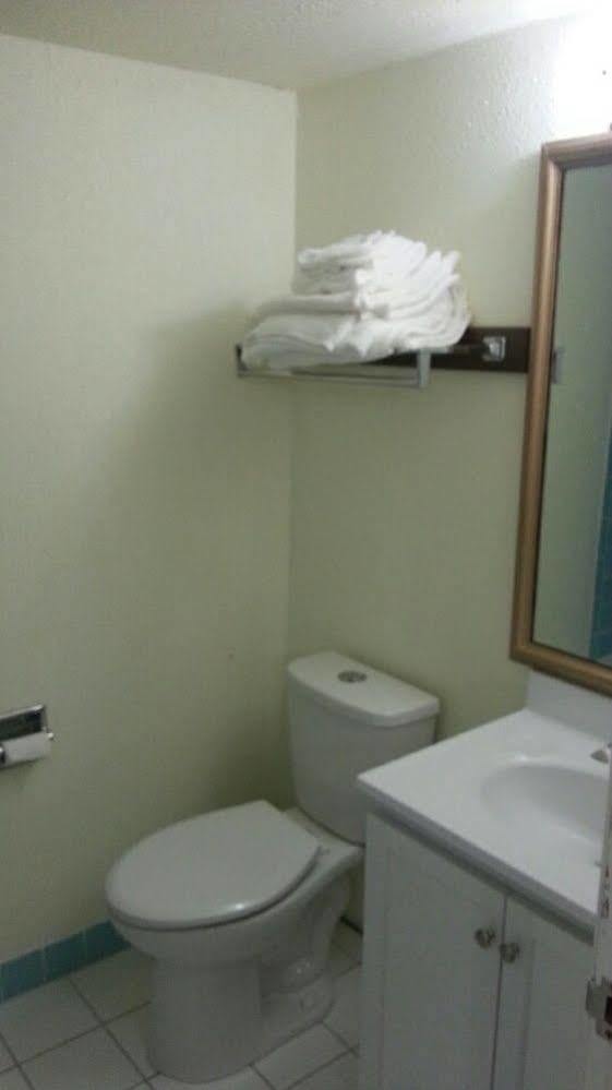 Riverwalk Inn & Suites Fort Atkinson Buitenkant foto