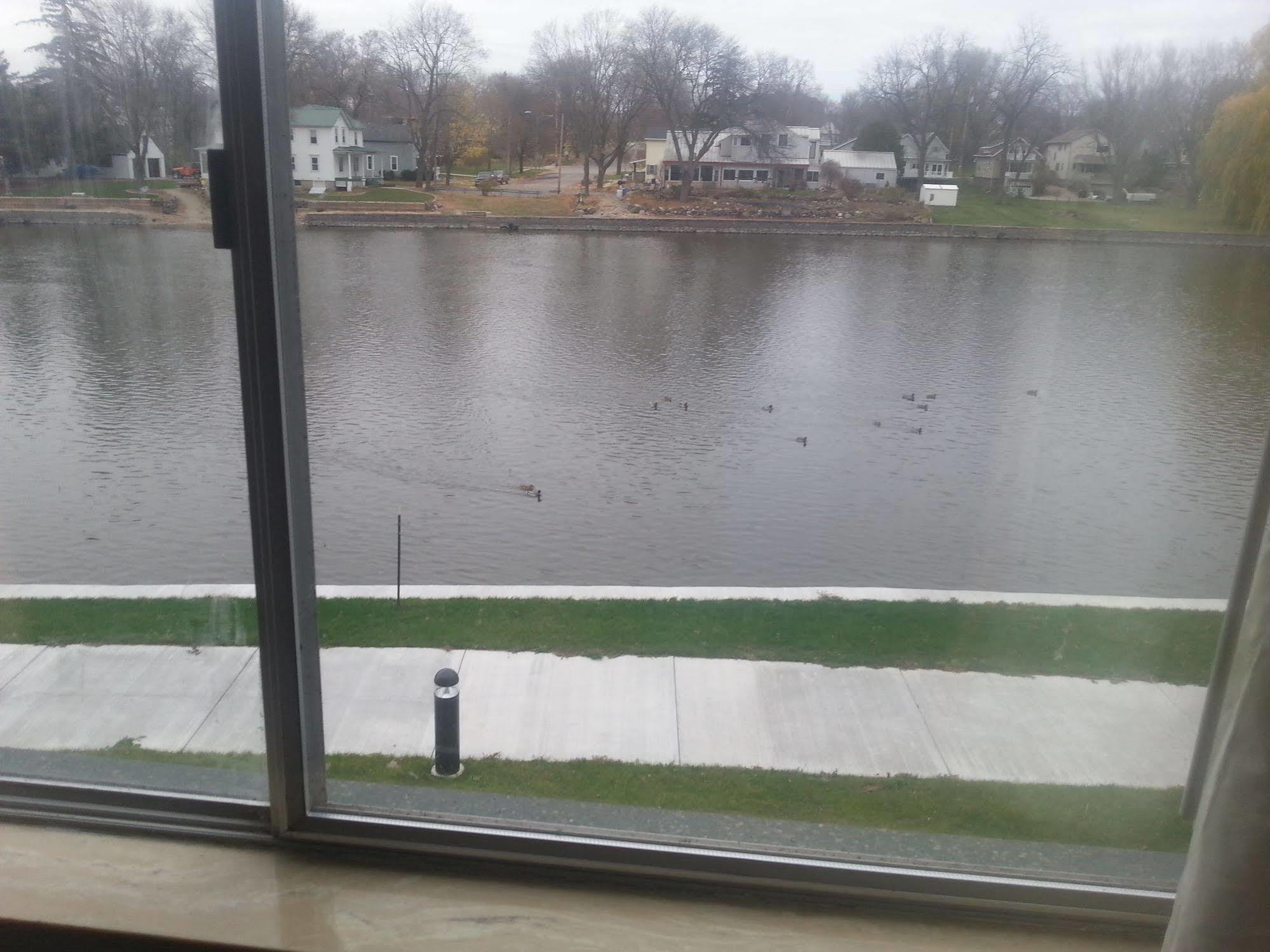 Riverwalk Inn & Suites Fort Atkinson Buitenkant foto