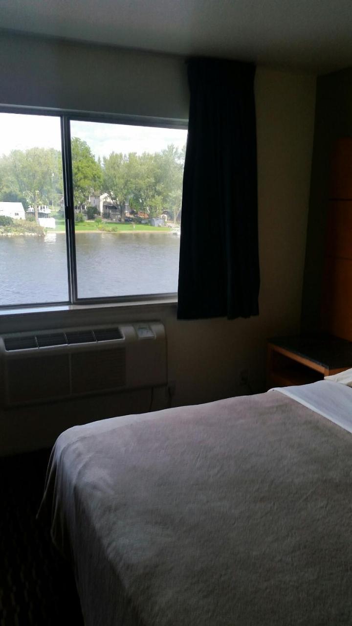 Riverwalk Inn & Suites Fort Atkinson Buitenkant foto