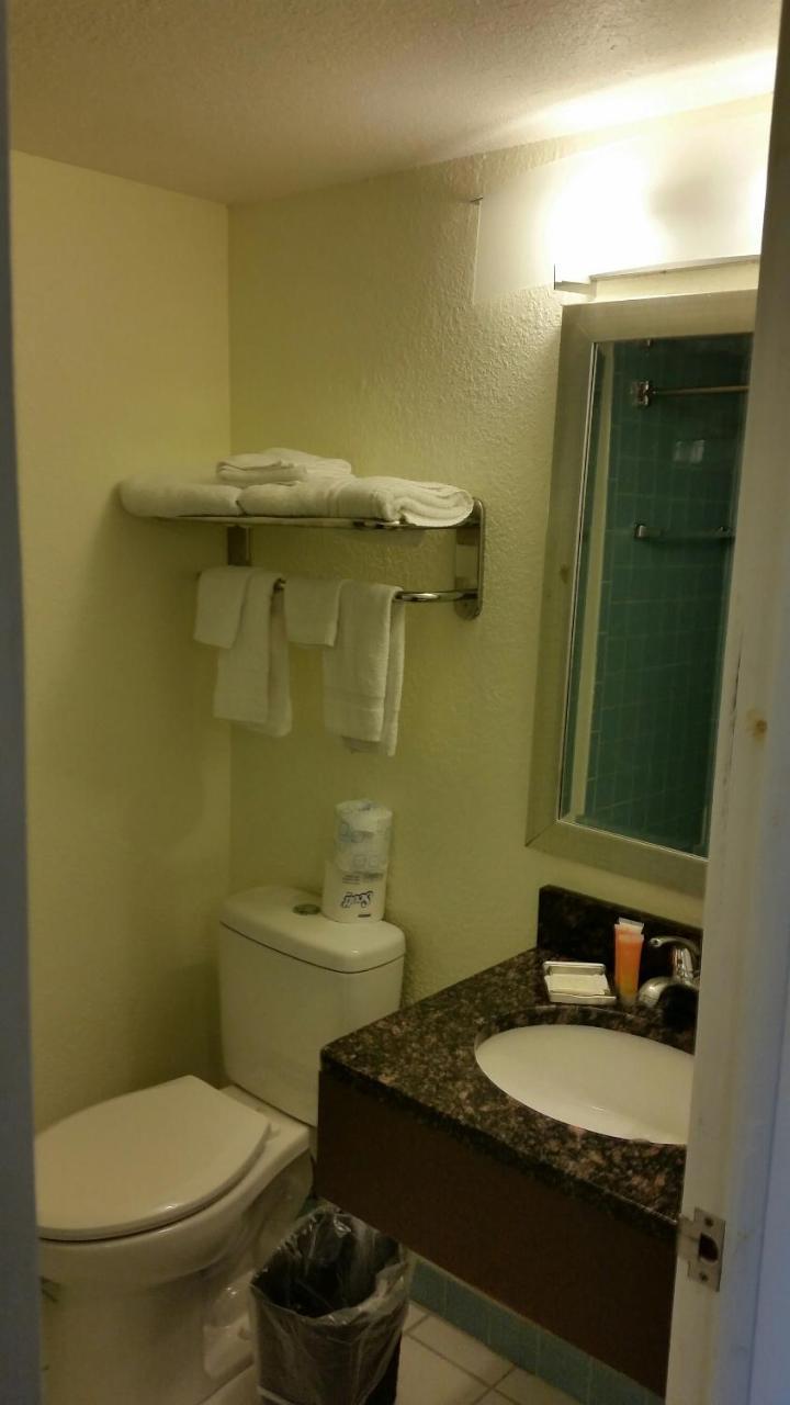 Riverwalk Inn & Suites Fort Atkinson Buitenkant foto