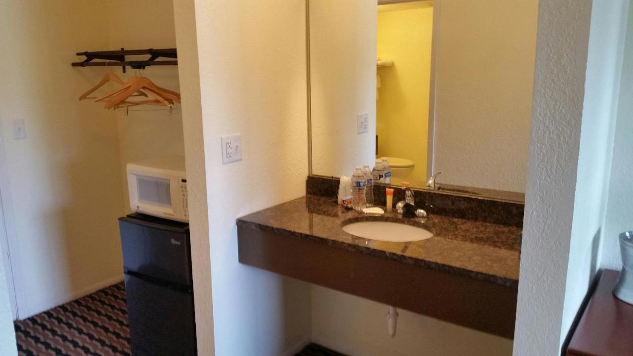 Riverwalk Inn & Suites Fort Atkinson Buitenkant foto