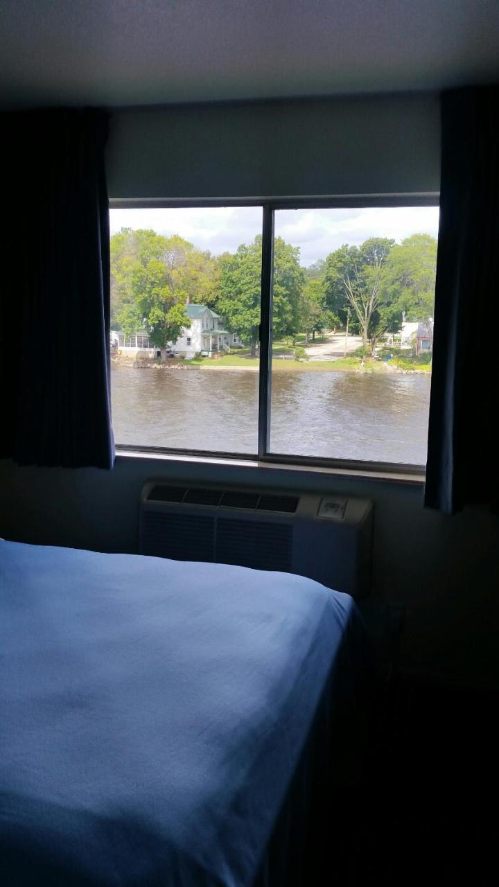 Riverwalk Inn & Suites Fort Atkinson Buitenkant foto