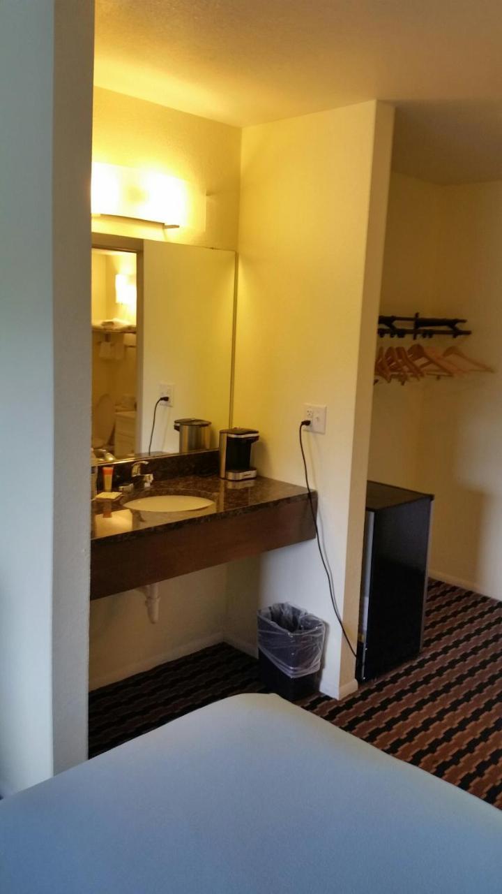 Riverwalk Inn & Suites Fort Atkinson Buitenkant foto
