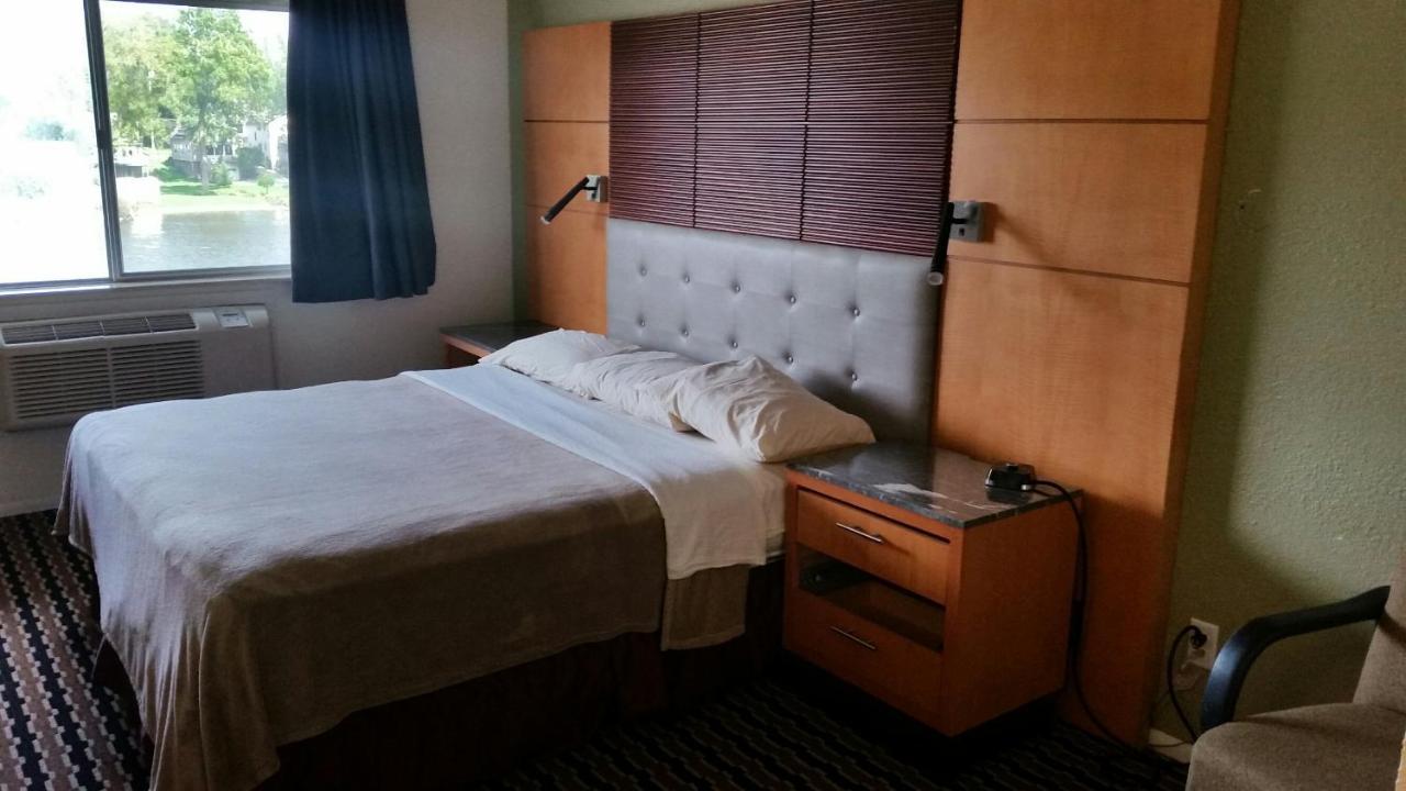 Riverwalk Inn & Suites Fort Atkinson Buitenkant foto
