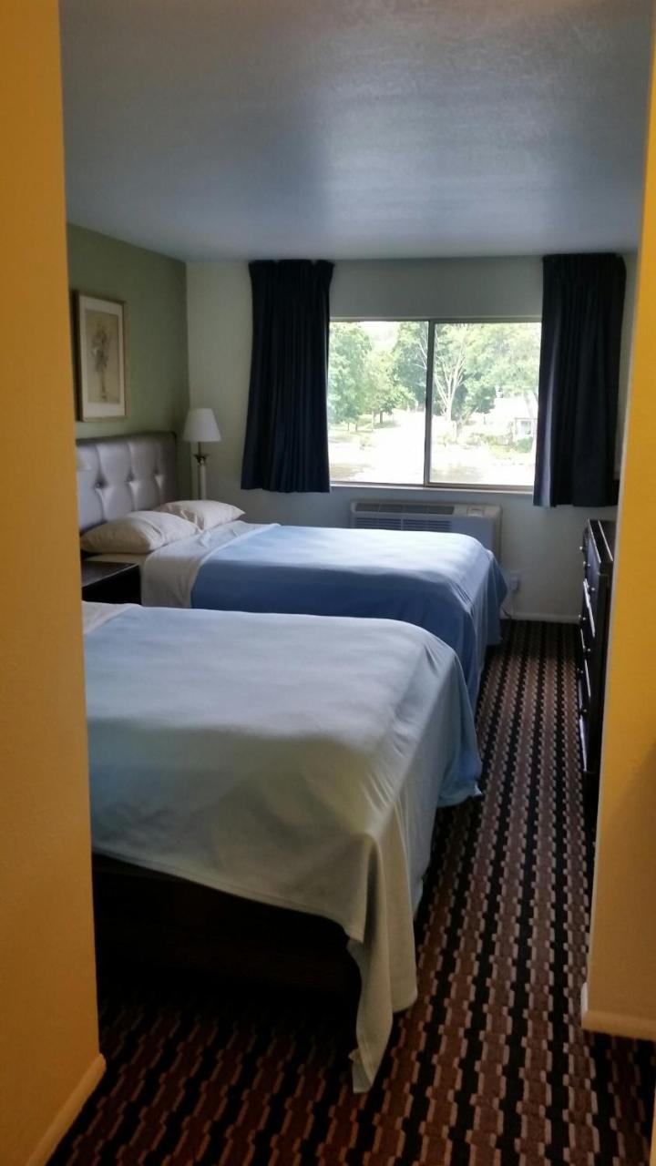 Riverwalk Inn & Suites Fort Atkinson Buitenkant foto